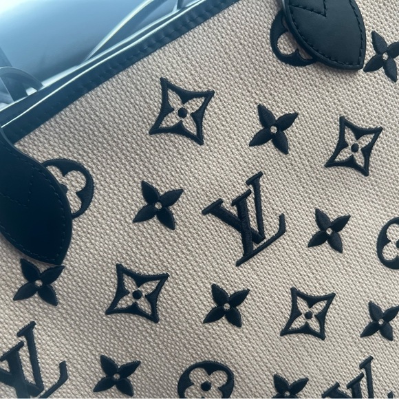 Louis Vuitton Neverful Beige Tote - Picture 6 of 14